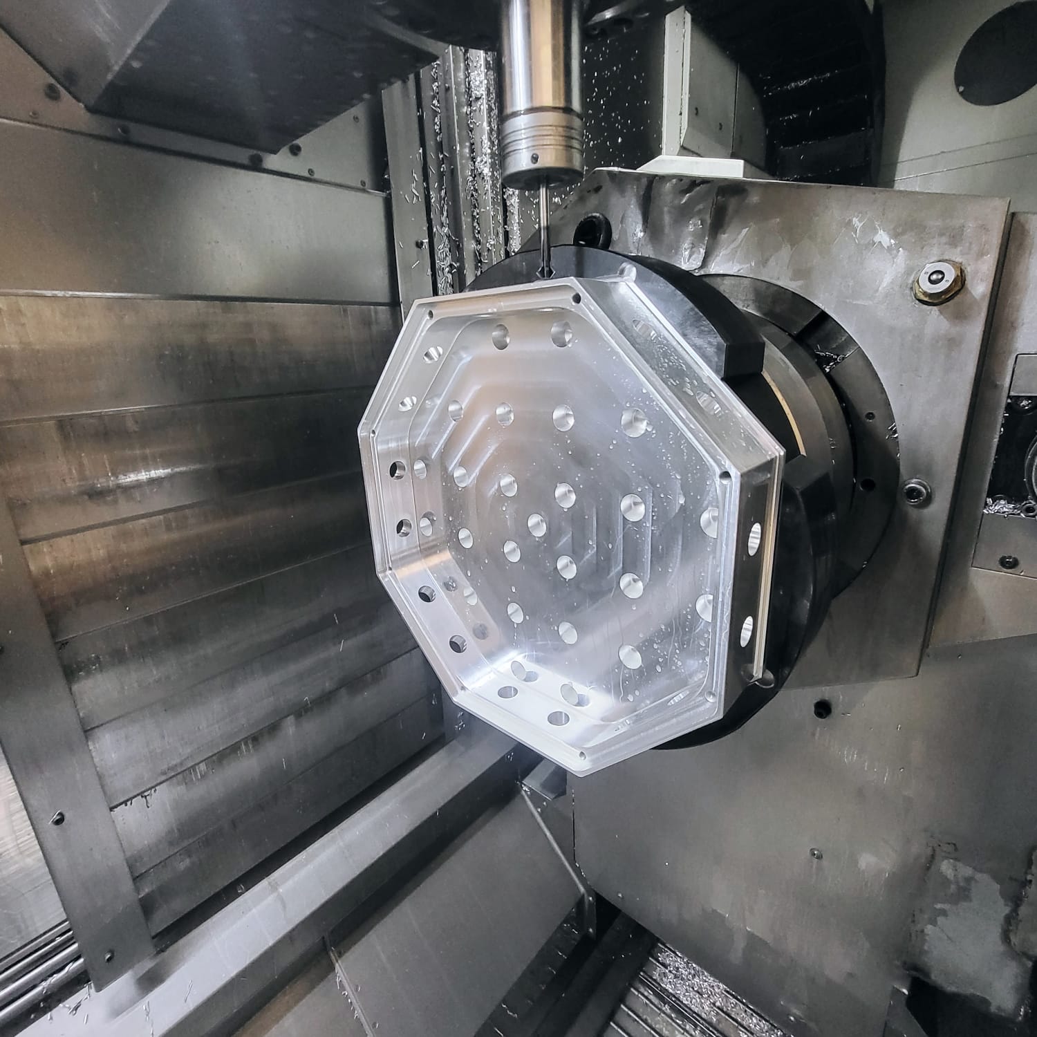 Fräsbearbeitung einer Aluminium-Platte in der Maschine