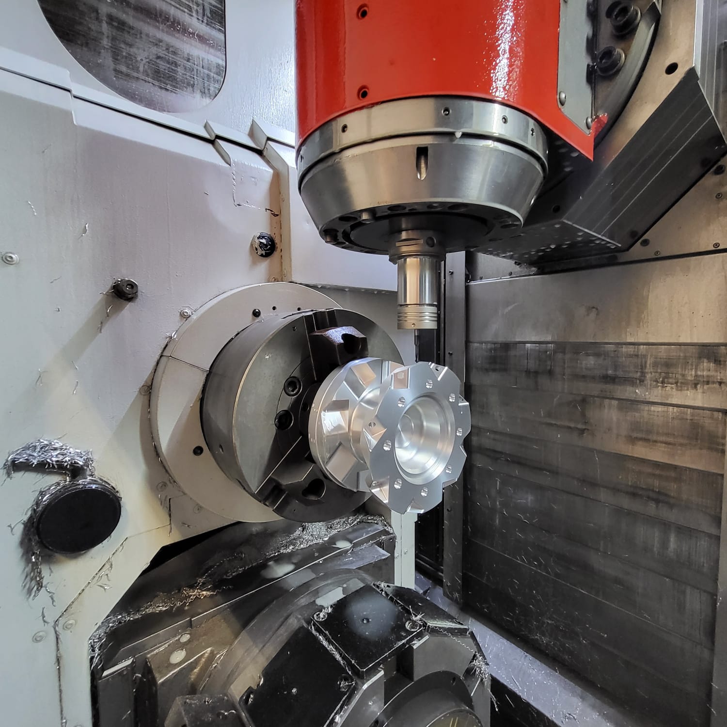 Drehbearbeitung eines Aluminium-Bauteils auf dem Dreh-Fräszentrum